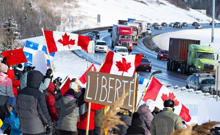 На фото: акция дальнобойщиков "Конвой свободы" в Канаде против принудительной вакцинации и ограничительных мер в период пандемии COVID-19