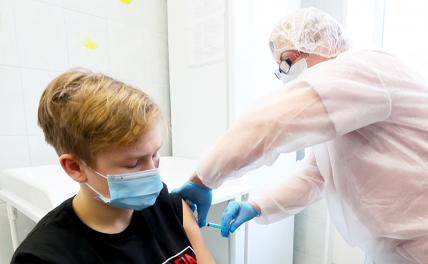 На фото: вакцинация подростков "Спутником М".