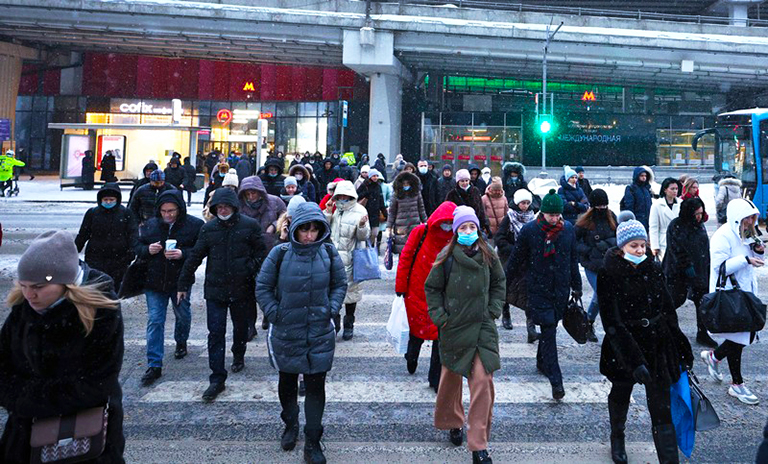 На фото: горожане на пешеходном переходе возле станции метро "Международная" и МЦК "Деловой центр" в Москве