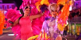 Десятки танцовщиц и тысячи цветов: Как проходит карнавал в Ницце