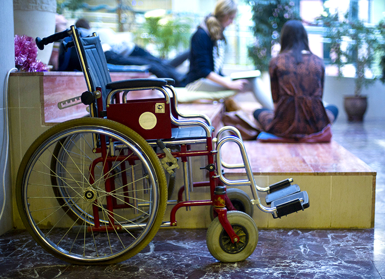 На фото: инвалидная коляска в школе для больных детей и детей-инвалидов в Москве
