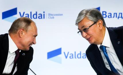 На фото: президент РФ Владимир Путин и президент Казахстана Касым-Жомарт Токаев (слева направо)