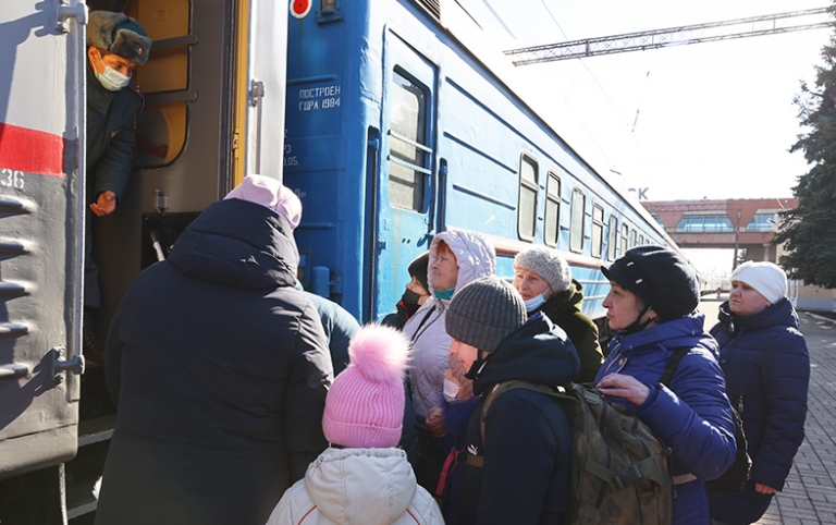 На фото: граждане ДНР на железнодорожном вокзале во время эвакуации в Россию.