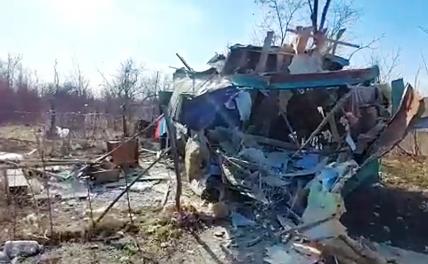 На фото: место несения службы пограничников, разрушенное в результате попадания снаряда с территории Украины.