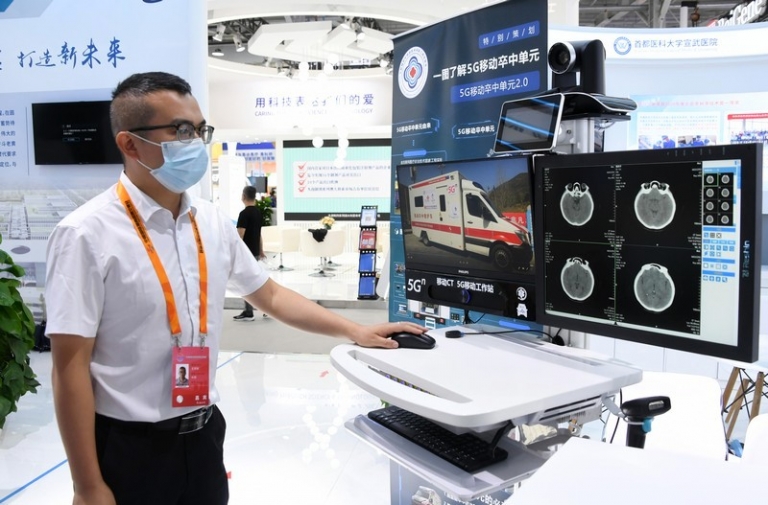 На фото: сотрудник выставки демонстрирует мобильную установку 5G для лечения инсульта в выставочном зале медицинских услуг во время Китайской международной ярмарки торговли услугами (CIFTIS) в 2021 года