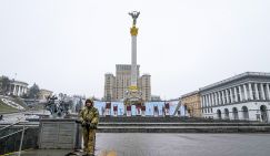 Киев окружен. Аэропорт взят. Войска в столицу Украины пока не входят.