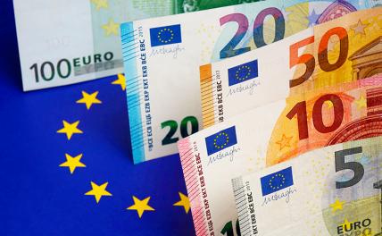 Валюта: Россия не спешит снимать деньги с вкладов, а вот ЕС за свою купюру заволновался