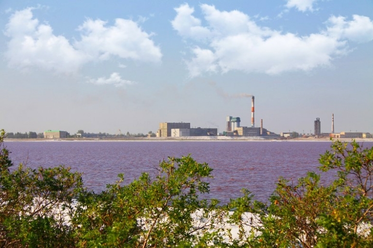 На фото: озеро Кучукское и завод «Кучуксульфат»