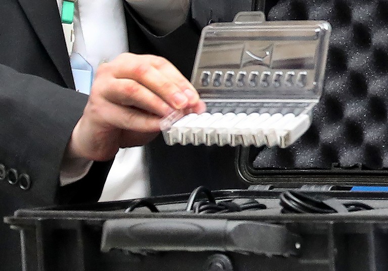 На фото: электронные токены во время процедуры разделения ключей шифрования для публичного тестирования системы дистанционного электронного голосования (ДЭГ) в Центральной избирательной комиссии РФ, 2021 год
