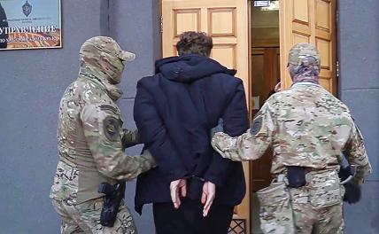 На фото: доставка жителя Хабаровска, подозреваемого в госизмене, в Управление МВД России по Хабаровскому краю.