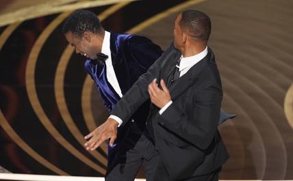 На фото: ведущий Крис Рок и актер Уилл Смит (слева направо) на 94-й церемонии вручения кинопремии "Оскар" в театре "Долби".