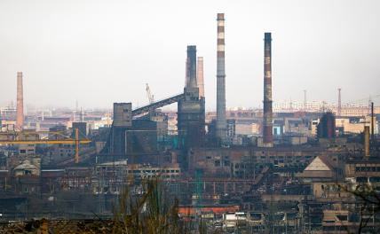 На фото: вид на завод "Азовсталь".