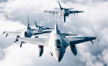 На фото: американские истребители F-16 Fighting Falcon.