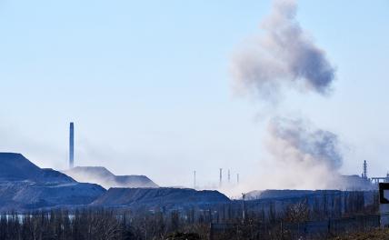 На фото: дым в районе завода "Азовсталь".