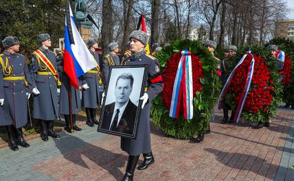 На фото: похороны лидера ЛДПР Владимира Жириновского на Новодевичьем кладбище.