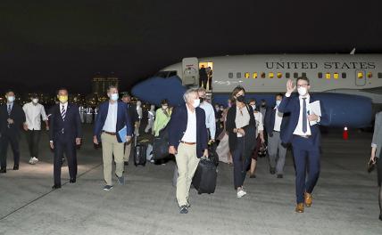 На фото: члены делегации американского Конгресса прибыли в Тайбэй.