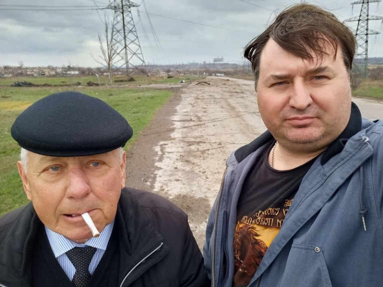 На фото: Алексей Полубота и местный житель, писатель Юрий Хоба