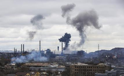 На фото: дым над заводом "Азовсталь". Вооруженные силы РФ проводят специальную военную операцию на Украине.