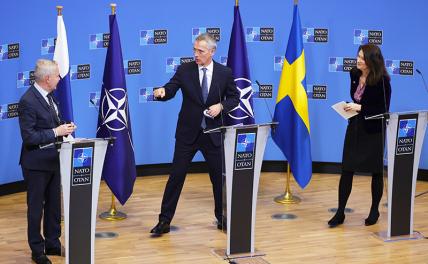 На фото: генеральный секретарь НАТО Йенс Столтенберг (в центре) приветствует министра иностранных дел Финляндии Пекку Хаависто (слева) и министра иностранных дел Швеции Анн Линде (справа)