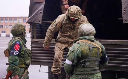 На фото: военнослужащий 57-й отдельной мотопехотной бригады Вооруженных сил Украины, добровольно сложивший оружие в Луганской области, на территории военной комендатуры ЛНР.