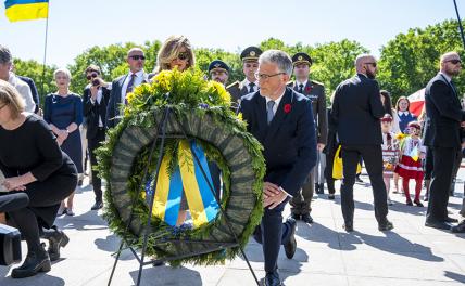 На фото: посол Украины в Германии Андрей Мельник на церемонии возложения венков к советскому мемориалу в Тиргартене/