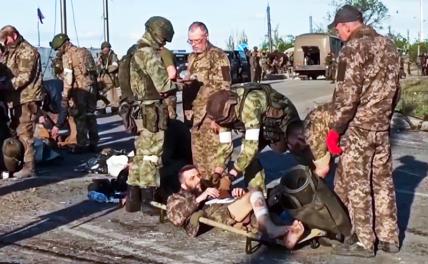 На фото: эвакуация раненых украинских военнослужащих с территории завода "Азовсталь". Более 250 украинских военных сдались в плен с территории завода "Азовсталь", в их числе 51 раненый.