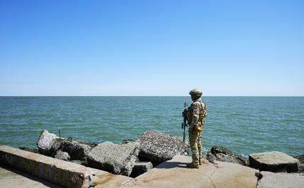 На фото: российский военнослужащий в морском порту Мариуполя.