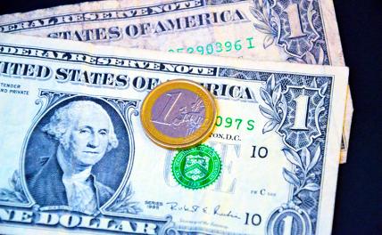 Новости курса валют: доллар и евро продолжают дешеветь в Сбербанке