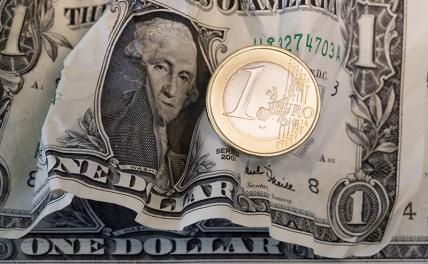 Аналитики объяснили обвал курса доллара и евро к рублю