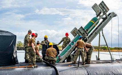 На фото: моряки загружают на подводную лодку противокорабельную ракету UGM-84 «Гарпун»