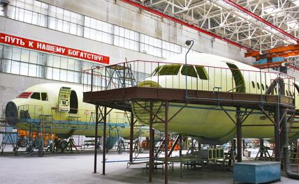 На фото: самолеты ТУ-214 в ангаре самолетостроительного завода.