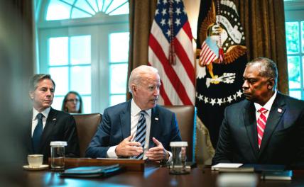 На фото: президент США Джо Байден в обществе государственного секретаря США Энтони Блинкена (слева) и министра обороны США Ллойда Дж. Остина III (справа)