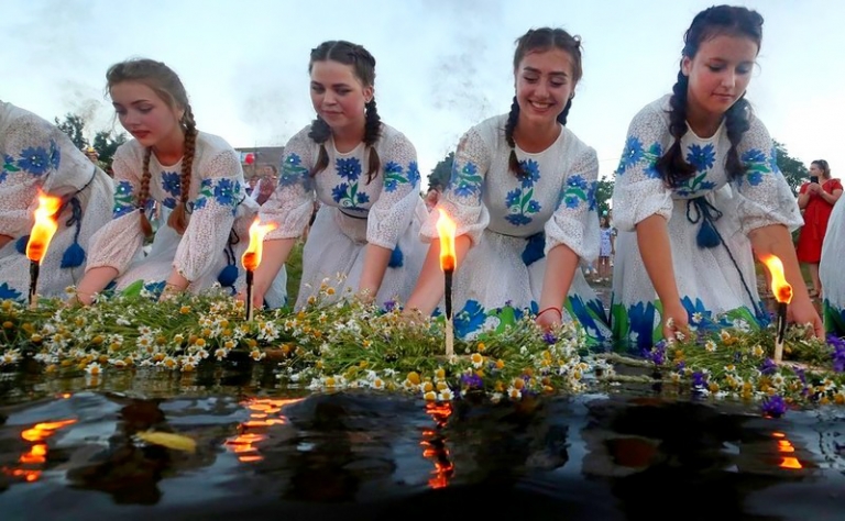 На фото: прыжки через костер во время празднования дня Ивана Купалы 