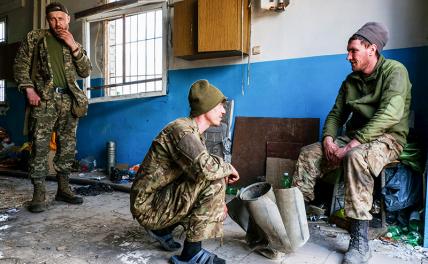 На фото: украинские военные в Лисичанске.