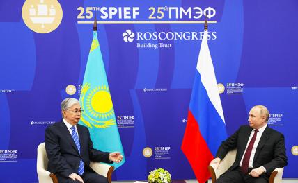 На фото: президент РФ Владимир Путин и президент Республики Казахстан Касым-Жомарт Токаев (справа налево) во время встречи на полях XXV Петербургского международного экономического форума.