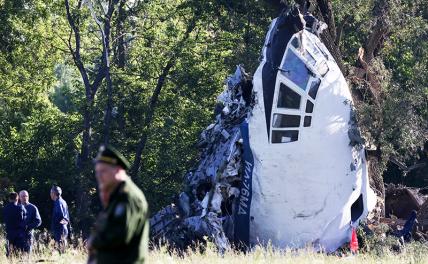 На фото: спасатели на месте падения военно-транспортного самолета Ил-76.