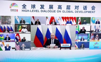 На фото: президент РФ Владимир Путин (в центре на экране) в Ново-Огарево во время встречи в формате "БРИКС плюс" в режиме видеоконференции.