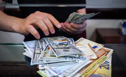 Новости курса валют: в Сбербанке дешевеют доллары и евро