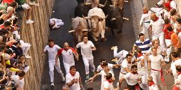 Оправданная жестокость? Зачем в Испании люди бегают с быками