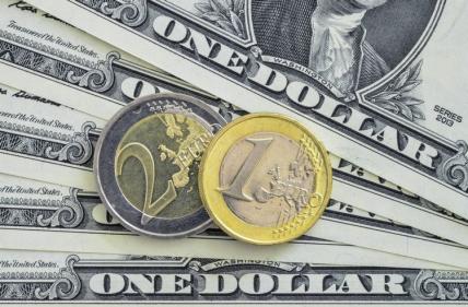 Новости курса валют: доллары и евро в Сбербанке стали дешевле