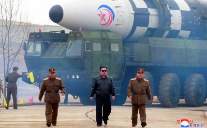 На фото: северокорейский лидер Ким Чен Ын на фоне межконтинентальной баллистической ракеты (МБР) «Хвасон-17»
