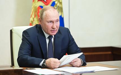 На фото: президент РФ Владимир Путин в Кремле во время заседания Совета по стратегическому развитию и нацпроектам в формате видеоконференции.