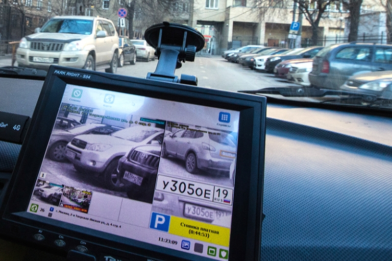 На фото: мобильный комплекс фотовидеофиксации, установленный в автомобиле центра организации дорожного движения (ЦОДД)