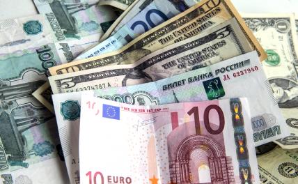 Стал известен официальный курс доллара и евро на завтра