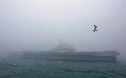 На фото: авианосец ВМС Народно-освободительной армии Китая (НОАК) «Ляонин»