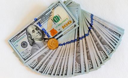 Новости курса валют: стало известно, сколько Сбербанк просит за доллары и евро