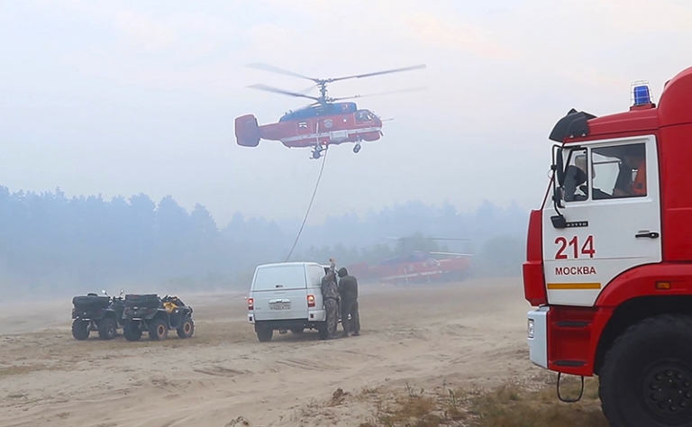 На фото: пожарная техника из Москвы, прибывшая тушить природный пожар в Окском заповеднике, Рязанская область