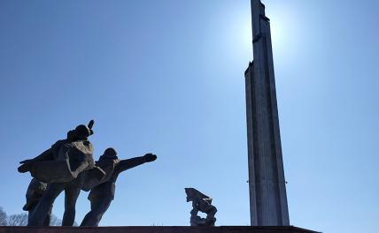 На фото: памятник советским воинам-освободителям в Риге.