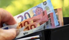 Европейскую валюту приходится перевозить в Россию по старой памяти - в трусах