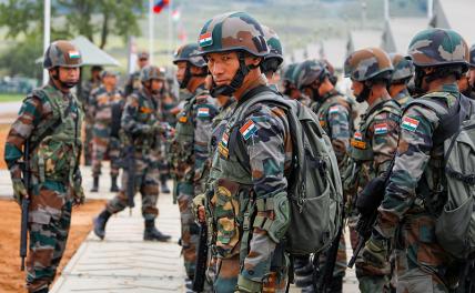На фото: военнослужащие ВС Индии во время стратегических командно-штабных учений (СКШУ) "Восток-2022" на полигоне "Сергеевский"